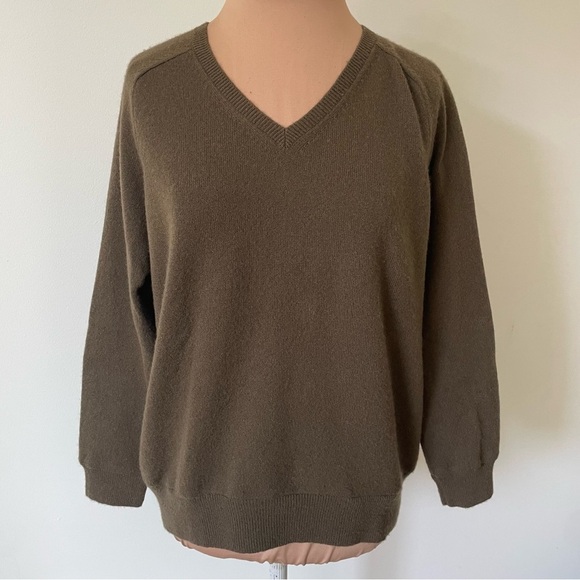 Vince Cashmere Casual V-Neck Moss Green Long Sleeve Sweater EUC Size Small - Picture 1 of 6